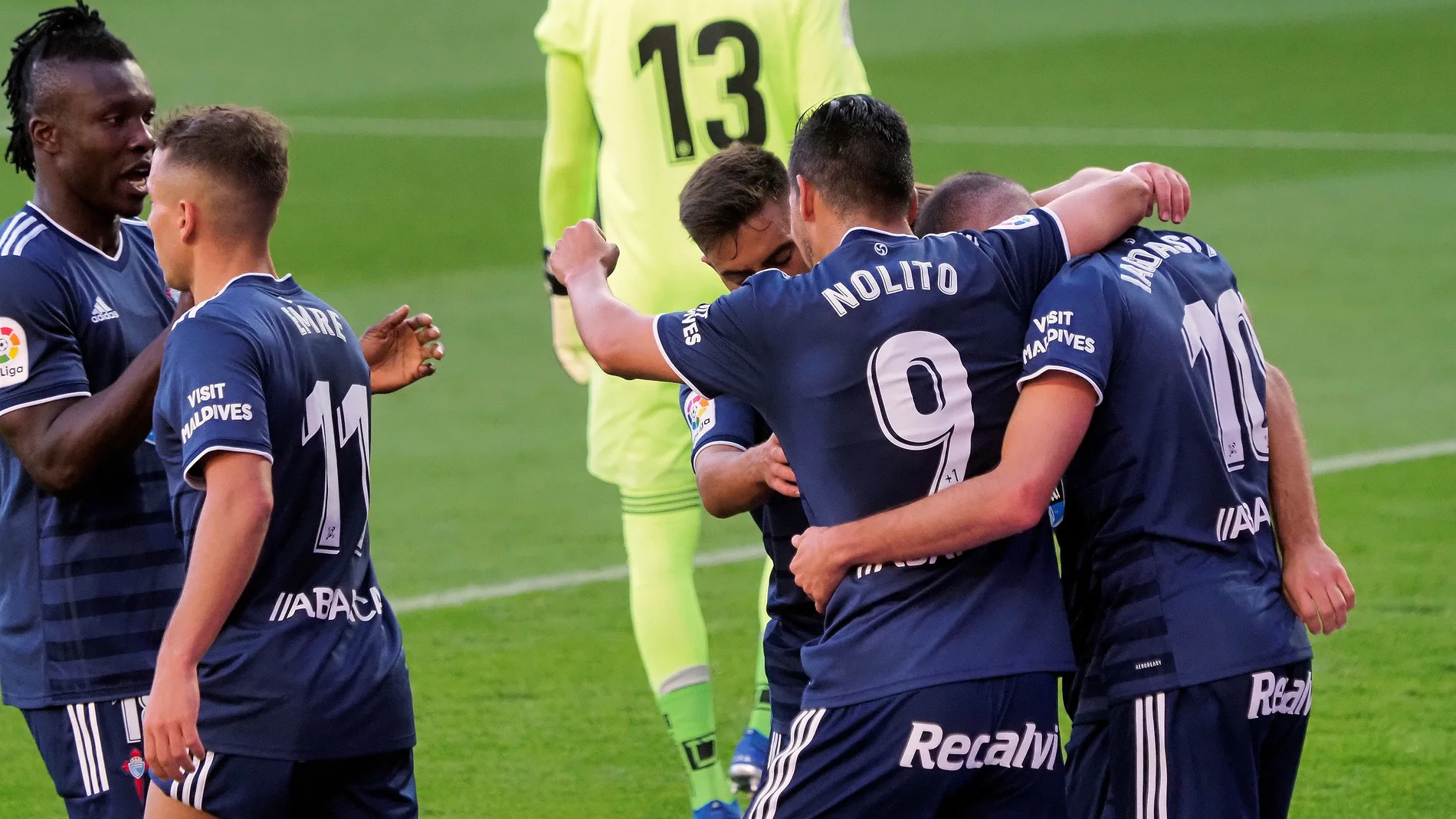 El delantero del Celta Iago Aspas (d) celebra con sus compañeros, su gol ante el Valladolid durante el partido de la tercera jornada de Liga que disputan en el estadio José Zorrilla de Valladolid.