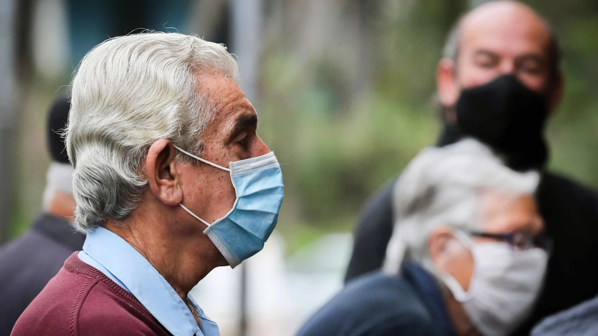 Un hombre con mascarilla