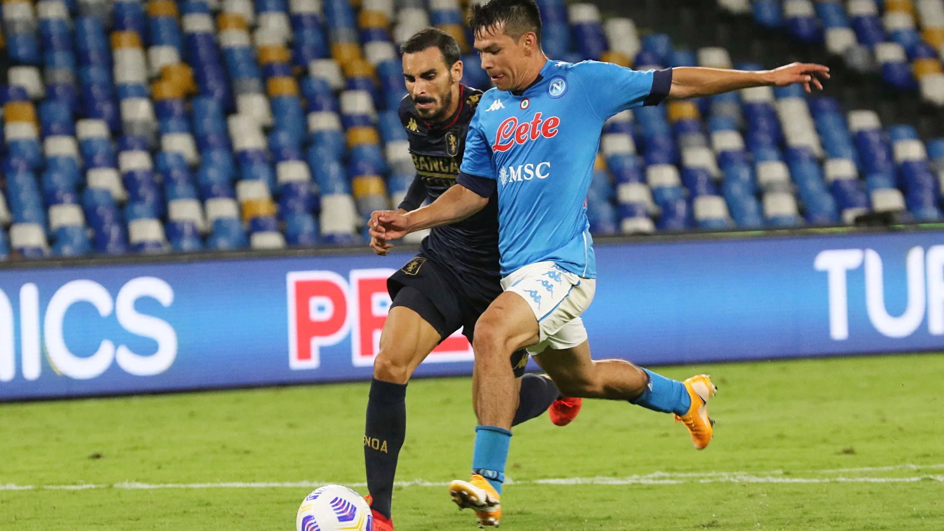 Hirving Lozano marca en el partido Nápoles-Genoa de la semana pasada