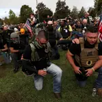 Rezos durante un mitin del grupo de extrema derecha Proud Boys, en Portland, Oregon, EE. UU., el 26 de septiembre pasado