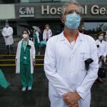 Médicos, enfermeros y personal sanitario se manifiestan con un minuto de silencio en recuerdo de los compañeros sanitarios fallecidos.
