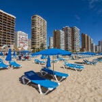 Sombrillas y tumbonas vacías en la Playa de Levante de Benidorm