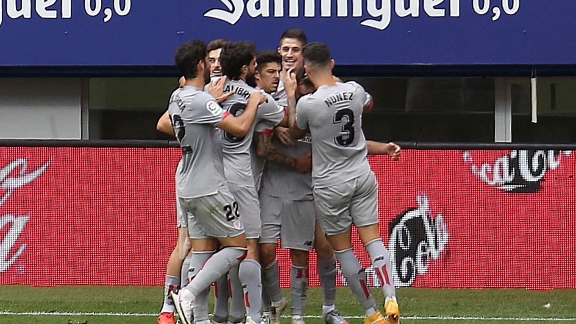 Los jugadores del Athletic Club celebran el gol frente al Eibar durante el partido de la tercera jornada de Primera División disputado este domingo en el campo de Ipurua.