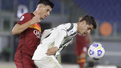 Morata protege la pelota ante un defensa de la Roma