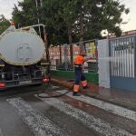 Un operario del Ayuntamiento de Mazarrón realiza labores de desinfección y limpieza