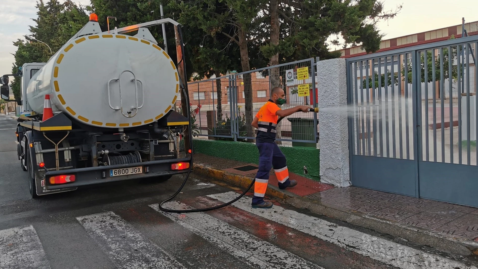 Un operario del Ayuntamiento de Mazarrón realiza labores de desinfección y limpieza