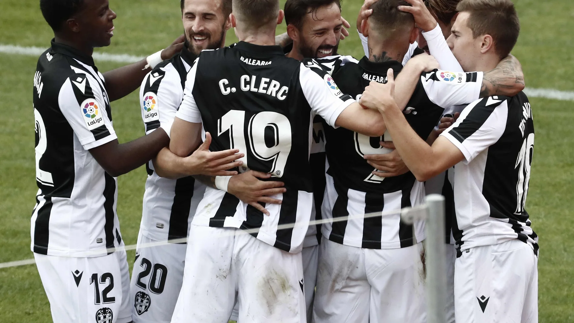 Los jugadores del Levante celebran el gol de Morales ante Osasuna, durante el partido de Primera División que han disputado este domingo ambos equipos en el estadio de El Sadar.