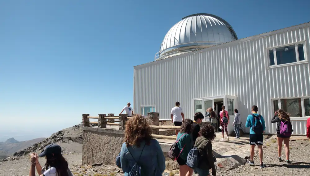 Con su trabajo, Azimuth acerca la ciencia a la sociedad. Se trata de una empresa proveedora de servicios y actividades astroturísticos y educativos de calidad