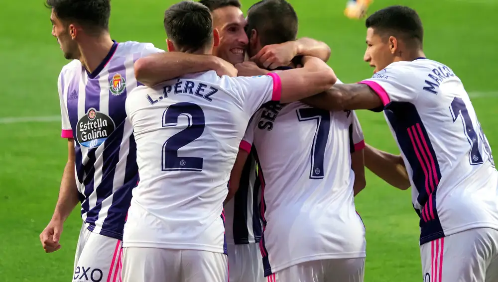 GRAF1782. VALLADOLID, 27/09/2020.- El delantero del Celta Sergi Guardiola celebra con sus compañeros, su gol ante el Celta durante el partido de la tercera jornada de Liga que disputan en el estadio José Zorrilla de Valladolid. EFE/ R. García