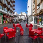 Terraza de una bar vacía en una calle de Benidorm durante el Día Mundial del Turismo 2020