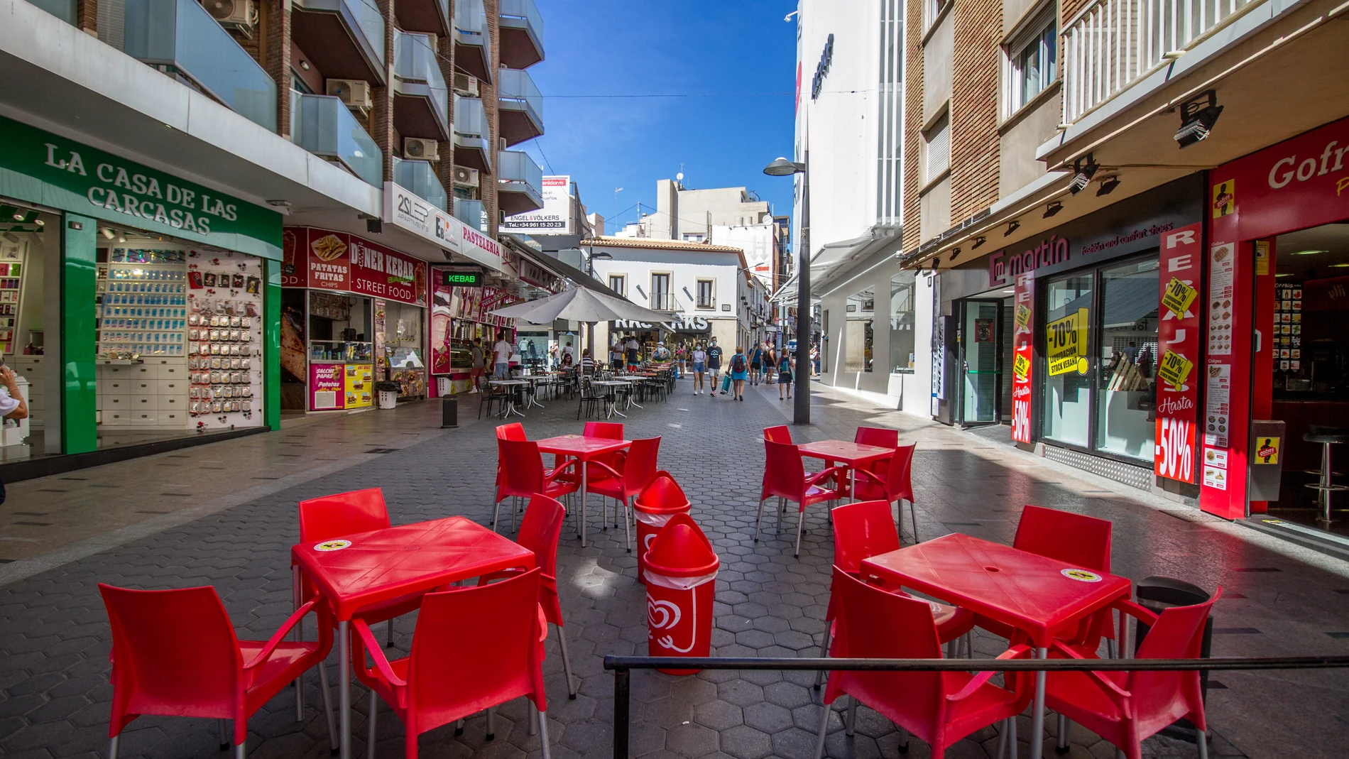 Terraza de una bar vacía en una calle de Benidorm durante el Día Mundial del Turismo 2020