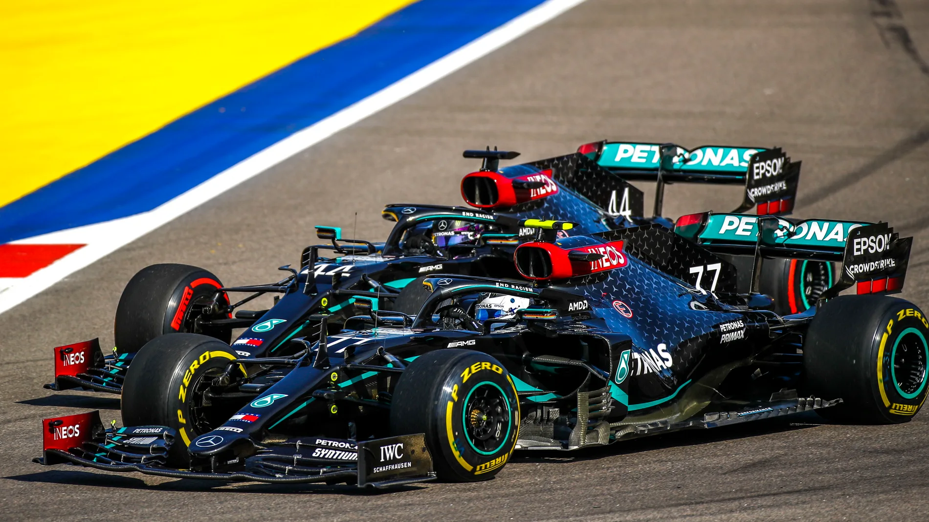 Sochi (Russian Federation), 27/09/2020.- British Formula One driver Lewis Hamilton (back) of Mercedes-AMG Petronas and his Finnish teammate Valtteri Bottas (front) in action during the Formula One Grand Prix of Russia at the race track in Sochi, Russia, 27 September 2020. (Fórmula Uno, Rusia) EFE/EPA/Bryn Lennon / Pool