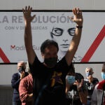 Ciudadanos se manifiestan contra los confinamientos en Madrid, frente a la sede de la Asamblea, en Vallecas
