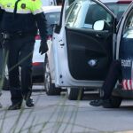 En la imagen, un joven queda detenido por un agente de los Mossos d'Esquadra