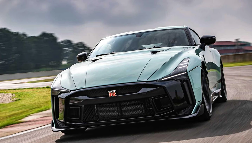  Únicamente   exclusivos conductores podrán disfrutar de los   cv del exclusivísimo Nissan GT-R R3