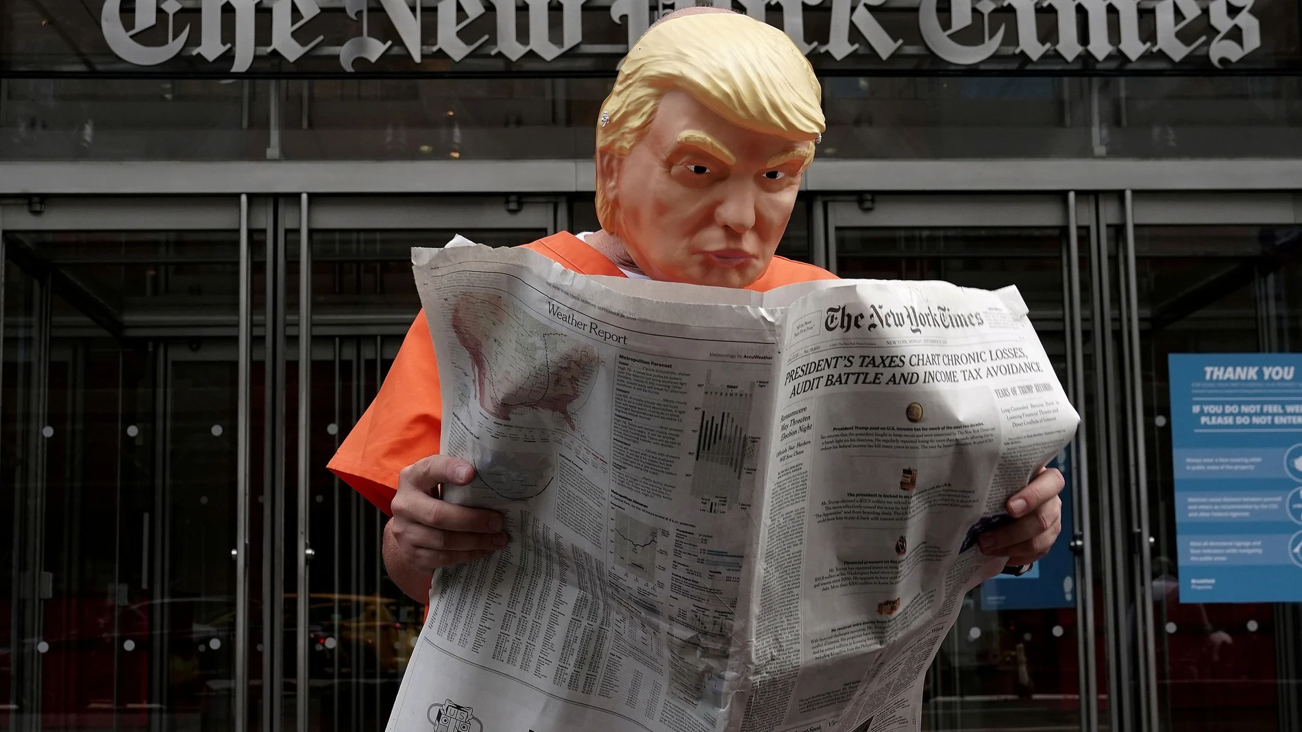 Un activista anti Trump vestido como el presidente con traje de presidiario frente a la sede del "New York Times"