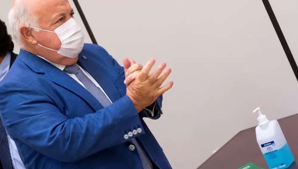 El consejero de Salud y Familias, Jesús Aguirre, se desinfecta las manos