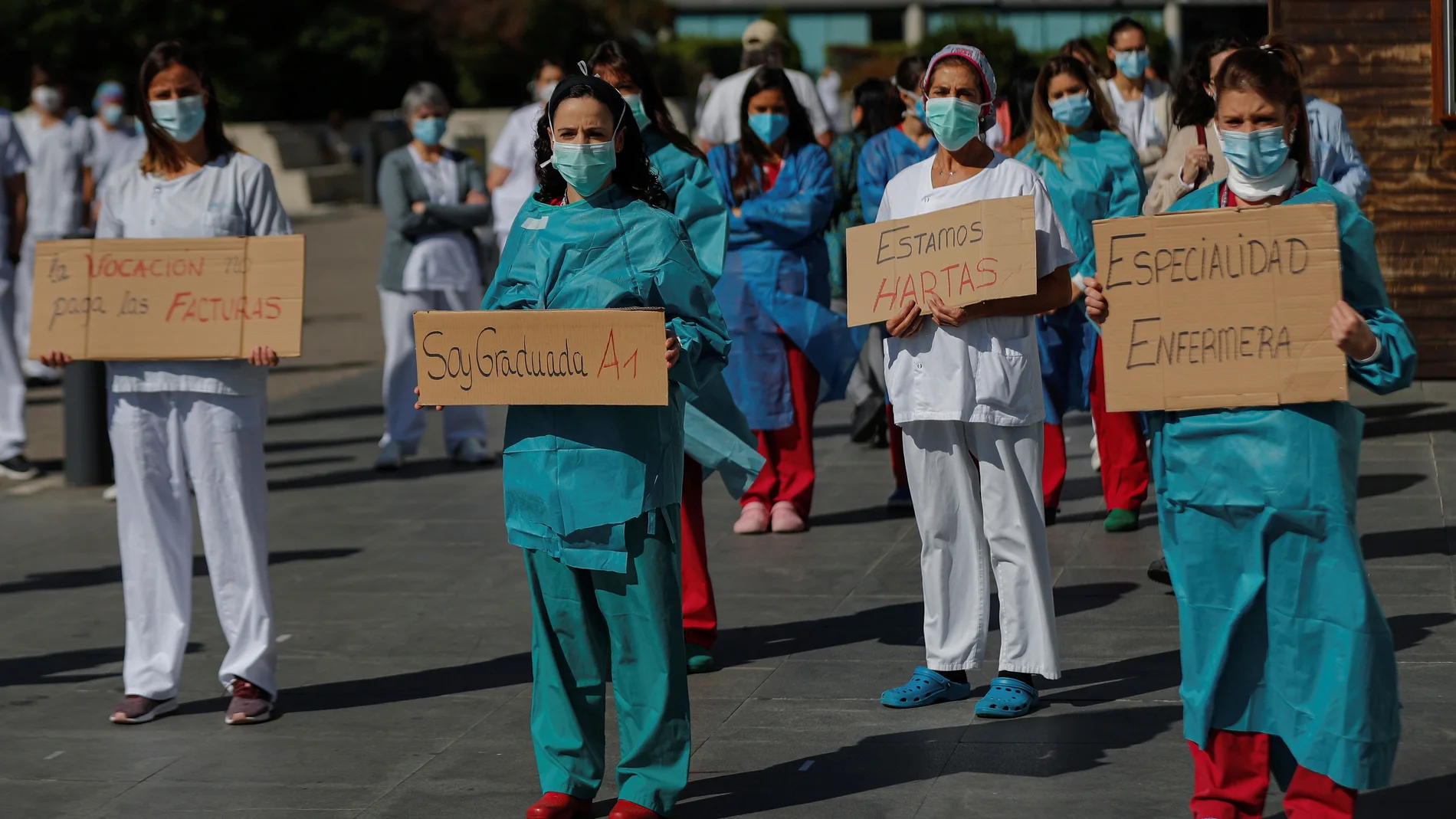 Un grupo de enfermeras se manifiesta en reivindicación de mejores condiciones de trabajo