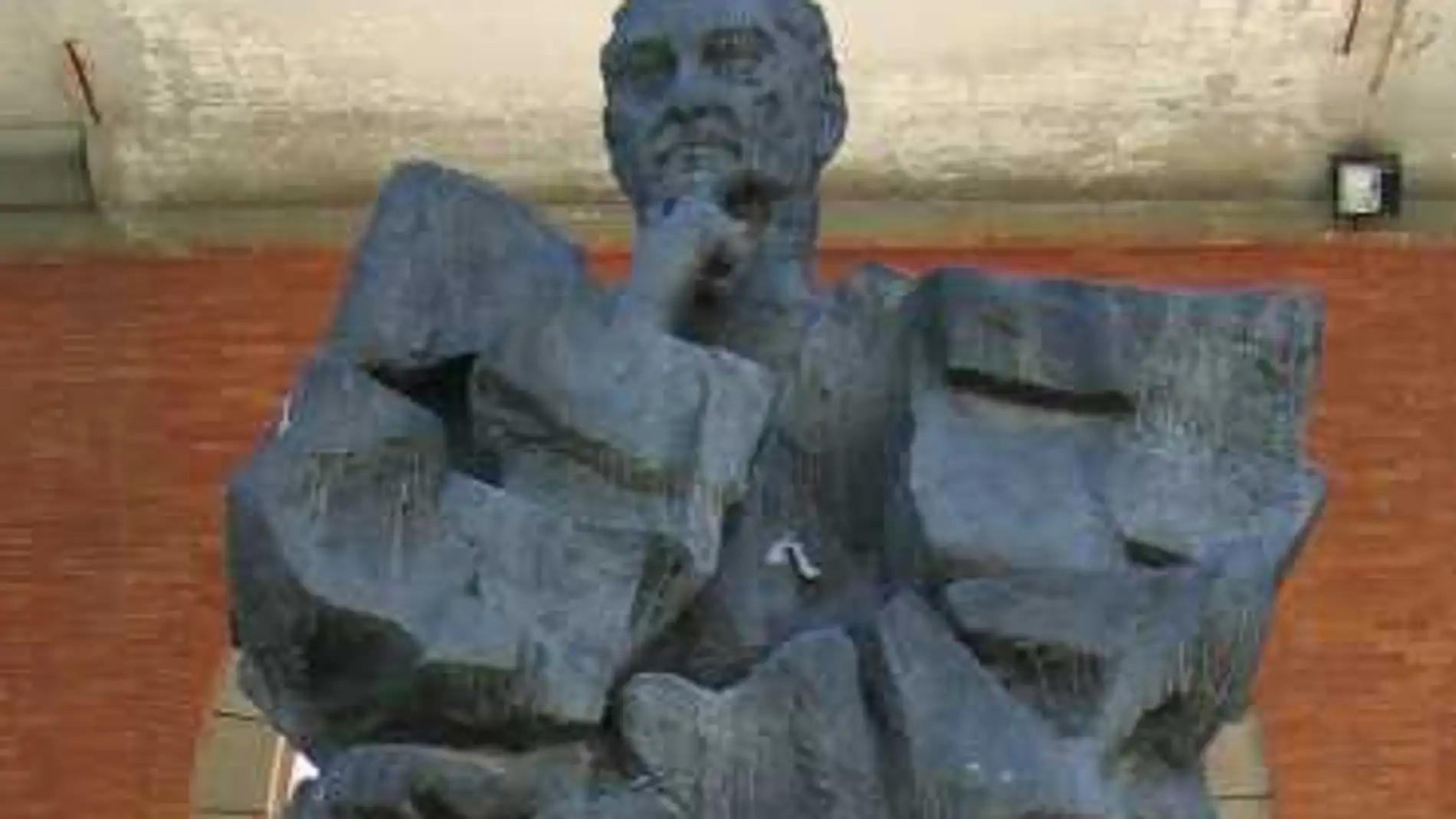 La estatua de bronce de Largo Caballero, instalada en Nuevos Ministerios desde hace 35 años
