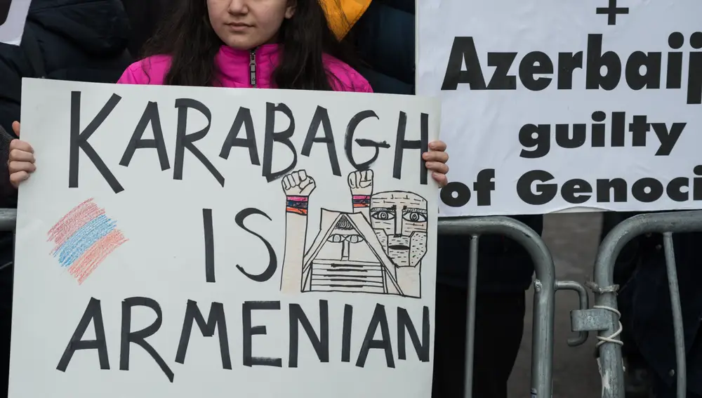 Manifestación de la comunidad armenia en Estados Unidos frente a la sede de Naciones Unidas, en Nueva York, reclamando el fin de las hostilidades entre Armenia y Azerbaiyán sobre la cuestión de Nagorno Karabaj. 28/09/2020