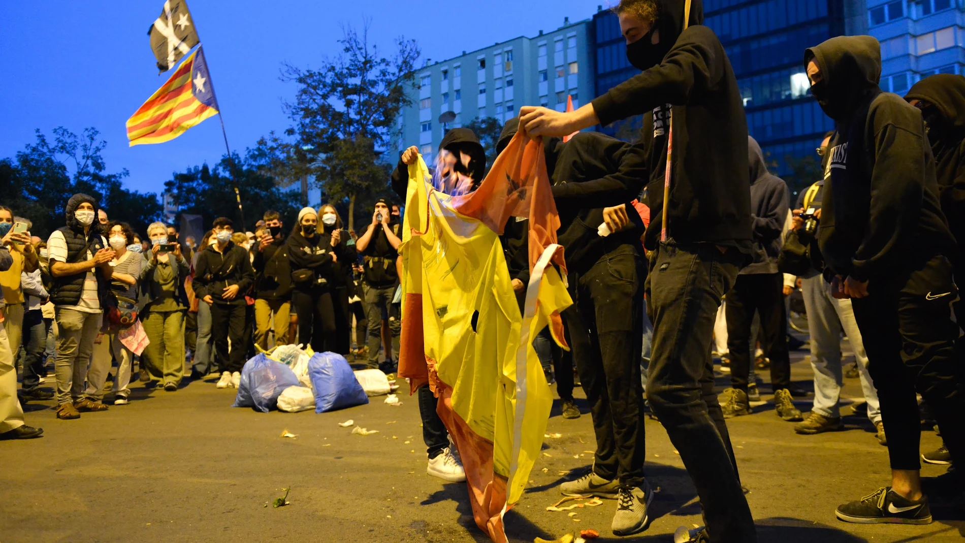 Queman banderas y lanzan basura en la concentración de los CDR en Girona, con 1.000 personas.
