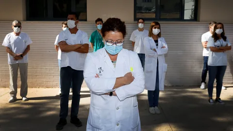 Sanitarios del Centro de Salud de San Blas en Alicante protestan a las puertas del centro de salud