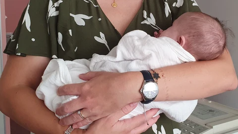 Una madre con un bebé en brazos