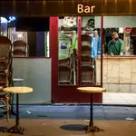  París, en alerta máxima por el virus, cerrará bares y restaurantes durante dos semanas