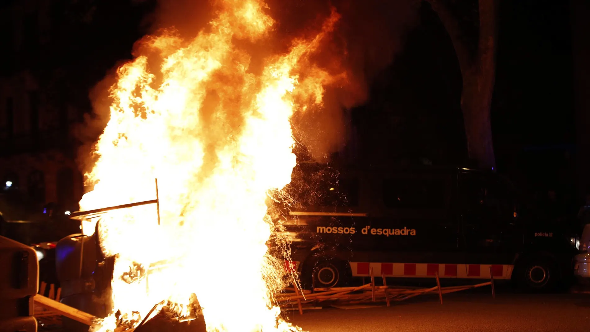 Quema de contenedores en una manifestación en las calles de Barcelona.