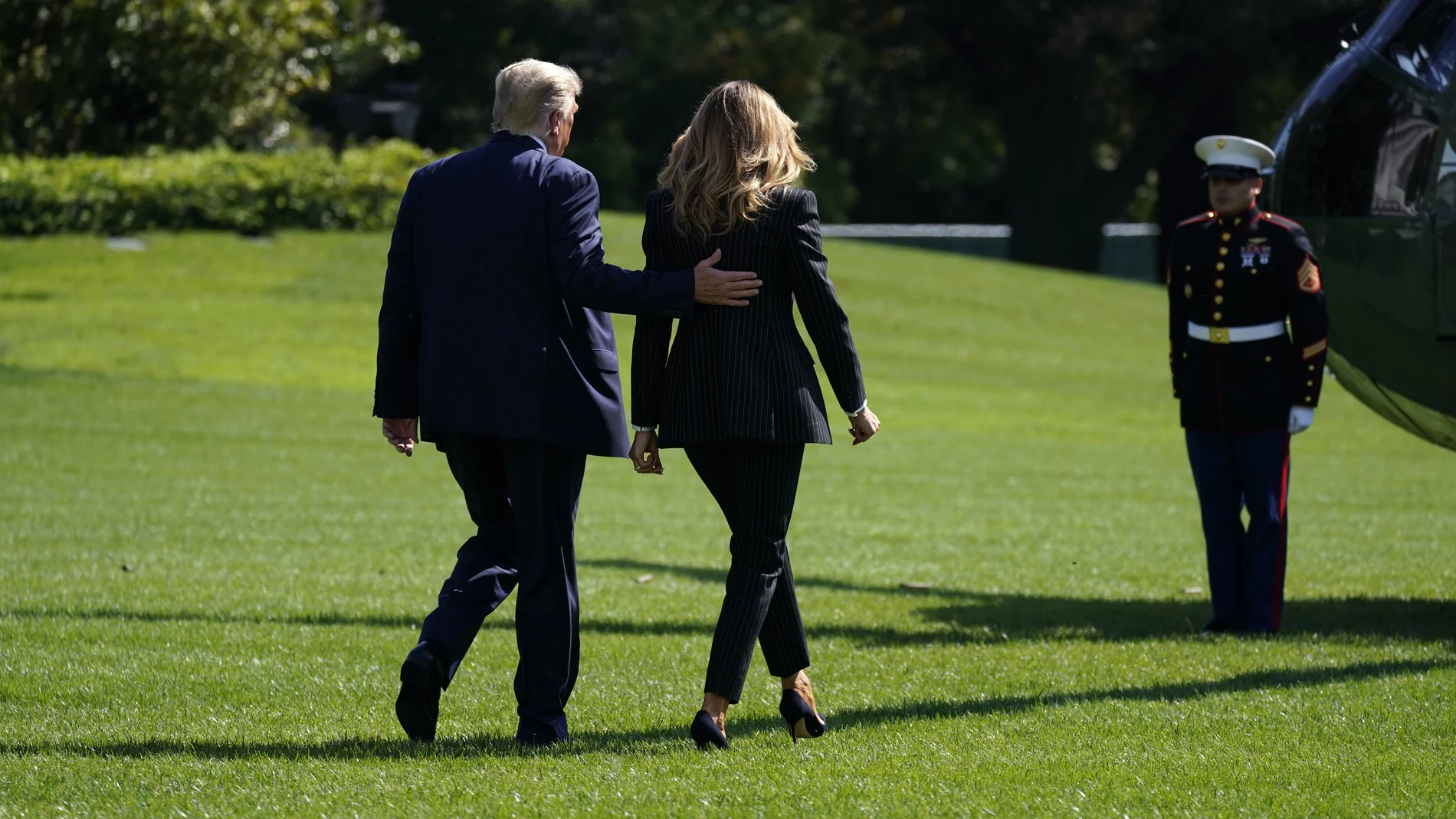 El presidente Trump y la primera dama Melania se dirigen al helicóptero para volar a la base aérea para volar a Cleveland para el primer debate televisivo