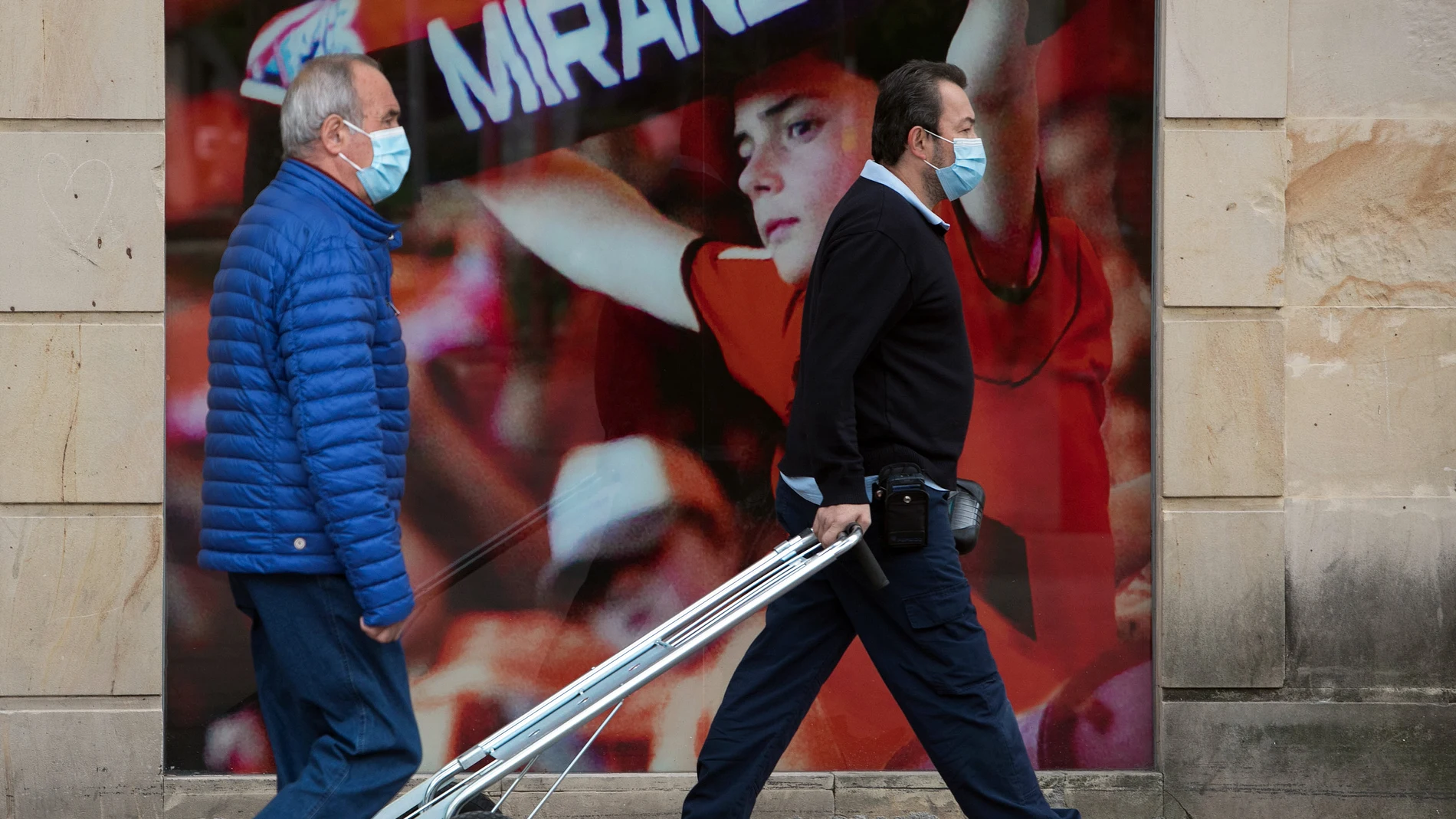 Dos personas caminan por una calle de Miranda de Ebro, (Burgos)
