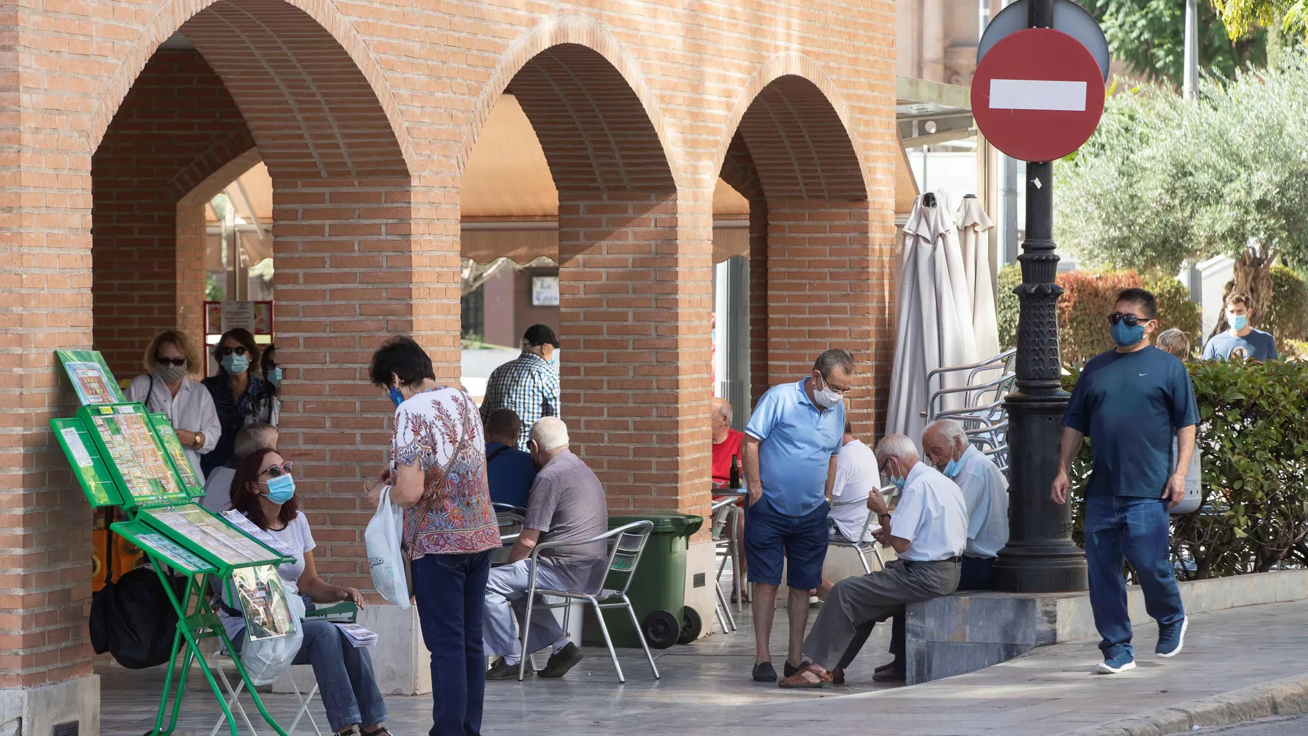 Vecinos de Totana, (Murcia) en la plaza de la balsa vieja