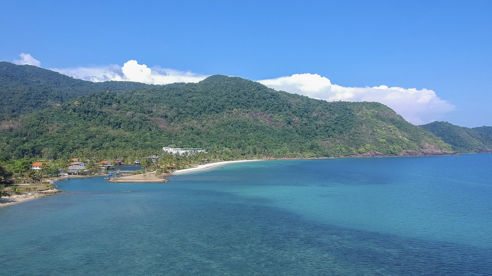 Costa de la isla Koh Chang donde el americano Wesley Barnes pasó un par de noches en un resort que luego criticó en internet