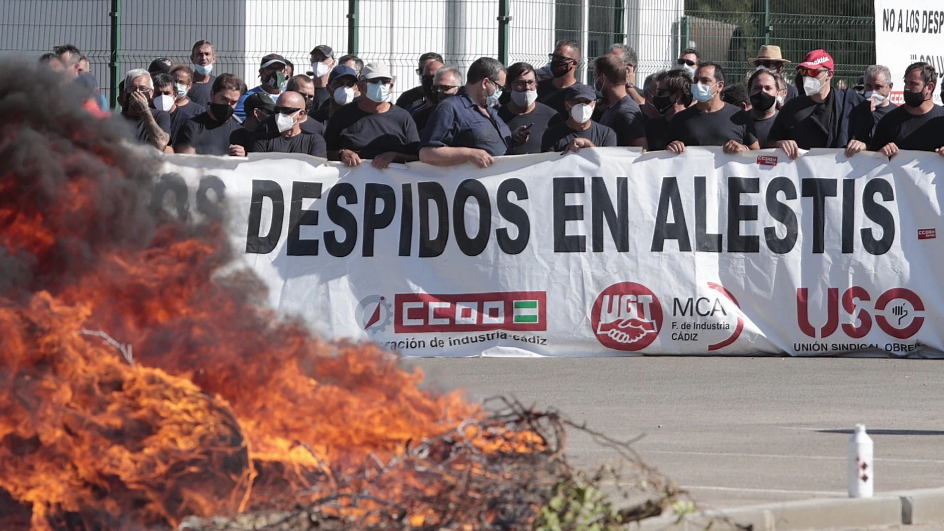 Trabajadores de la empresa aeronáutica Alestis de las localidades gaditanas de Puerto Real y Puerto de Santa María durante las protestas. EFE/Román Ríos