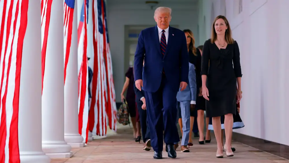 El presidente Trump acompaña a la jueza Amy Coney Barrett en la Casa Blanca