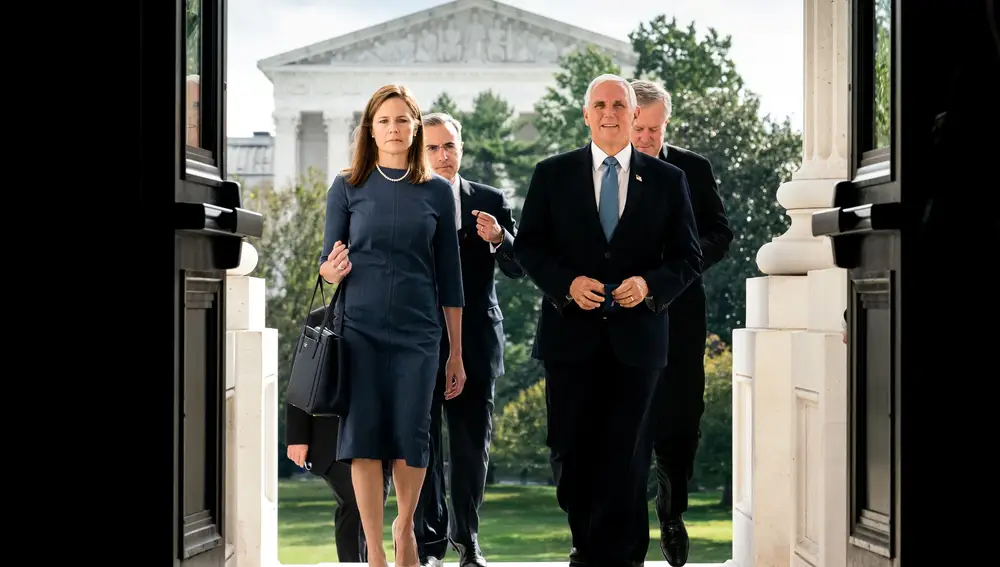 La jueza Amy Coney Barrett y el vicepresidente Mike Pence entran el Capitolio para reunirse con senadores