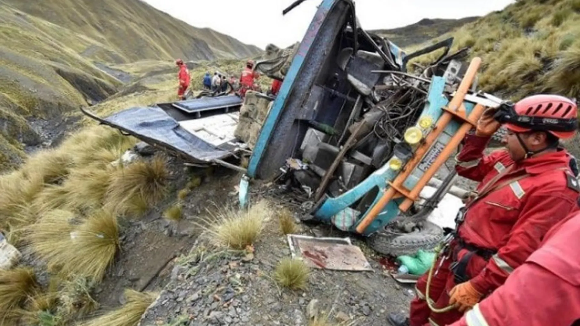 El autobús se despeñó unos cien metros en una carretera que conecta las localidades bolivianas de Llallagua y San Pedro de Buena Vista