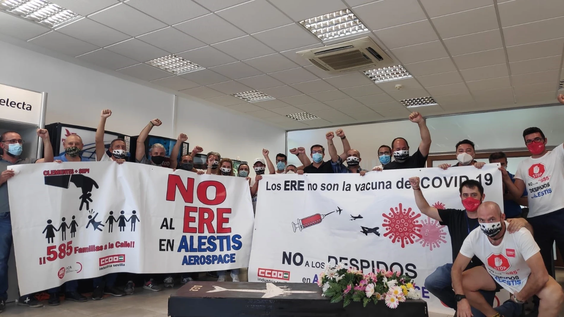 Imagen del encierro de los delegados de los comités de empresas de Alestis San Pablo, Aerópolis y servicios centrales, en estas últimas dependencias