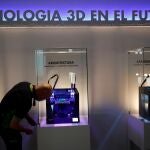 Un técnico repasa una impresora 3D este martes en el museo de ciencias CosmoCaixa de Barcelona, en una imagen de archivo