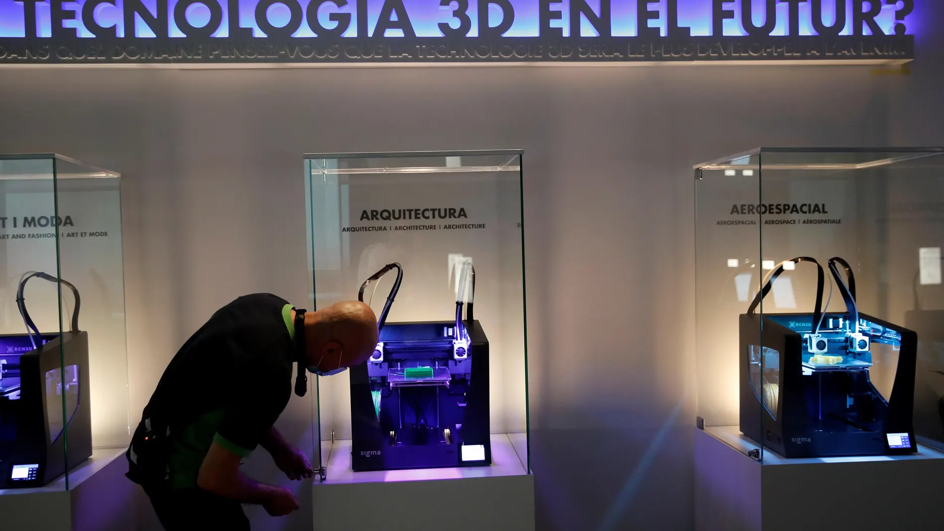 Un técnico repasa una impresora 3D este martes en el museo de ciencias CosmoCaixa de Barcelona, en una imagen de archivo
