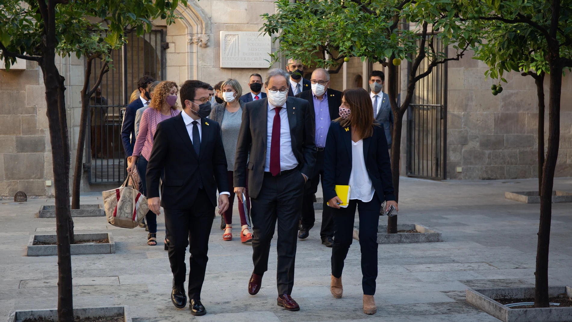 Torra, acompañado ayer por Pere Aragonès y la portavoz del Govern, Meritxell Budó, en el Palau de la Generalitat.