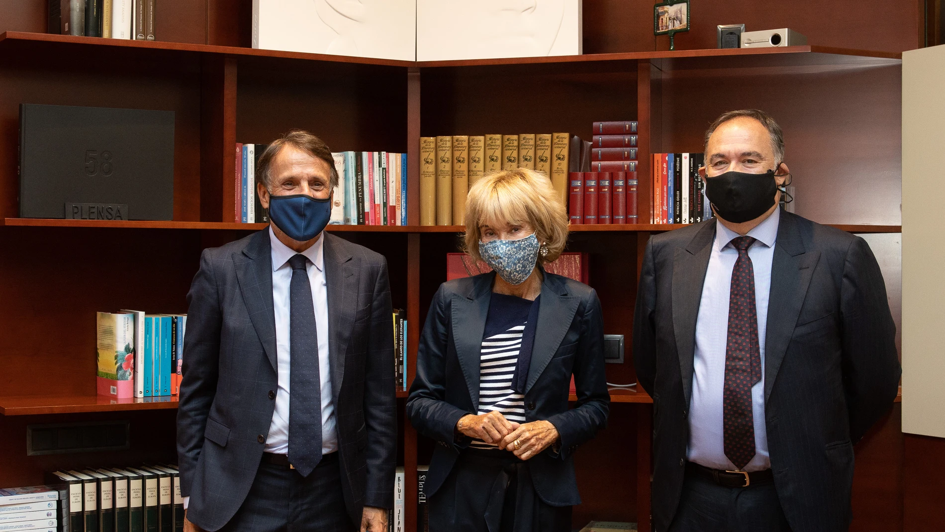 José Creuheras, María Teresa Fernández de la Vega y Carlos Giménez, ayer tras la firma del acuerdo