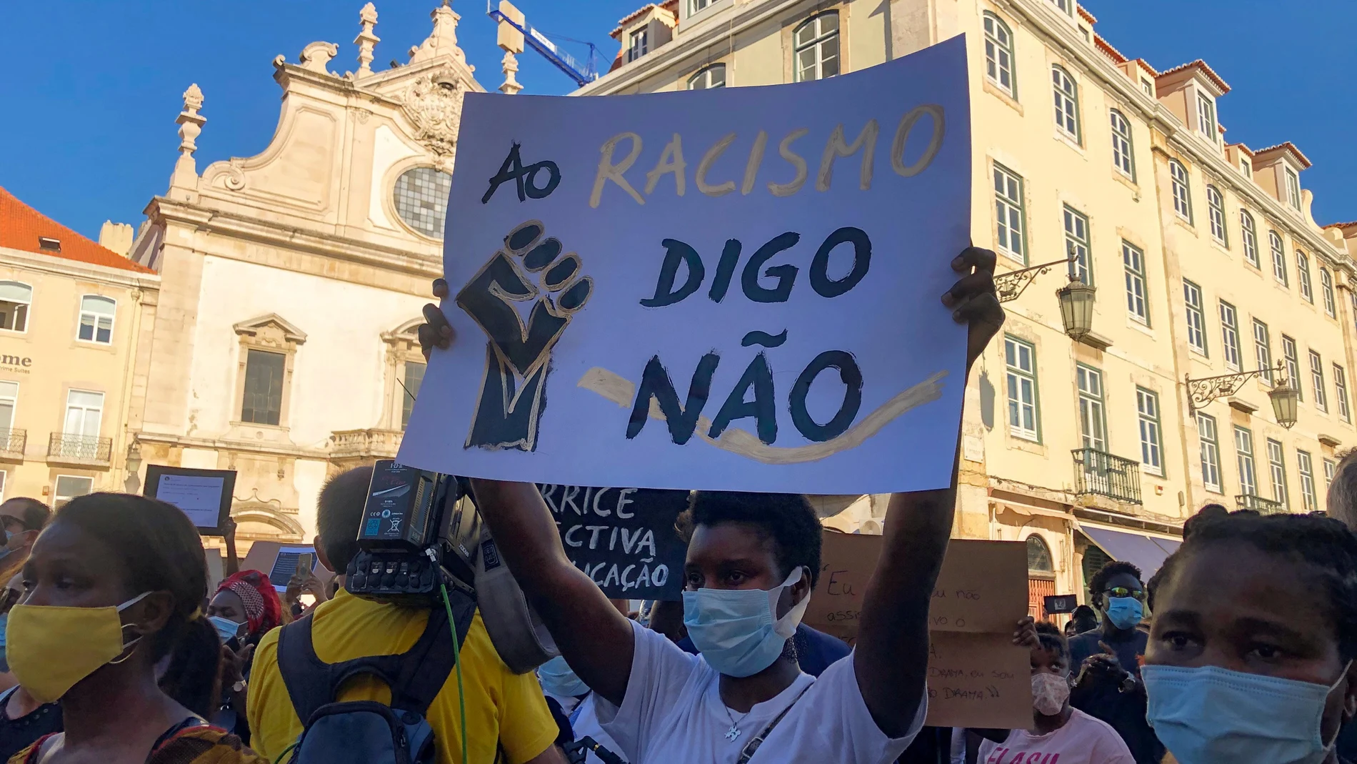 Manifestantes con pancartas "Di no al racismo" en Lisboa tras el asesinato del actor de raza negra, Bruno Candé en julio de 2020