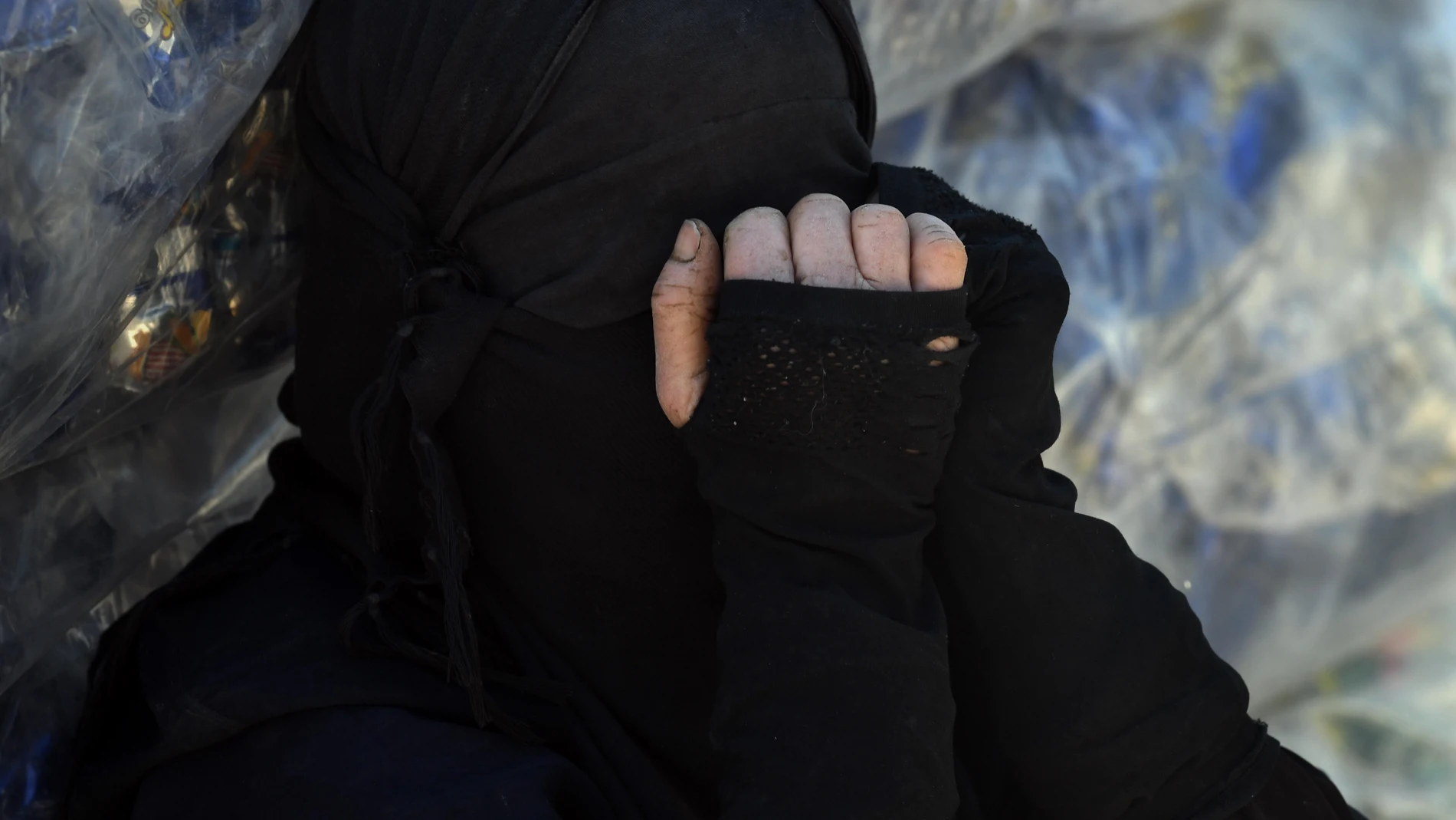 Una mujer con niqab en el campamento de familiares de milicianos de Estado Islámico en Al Hol, en Siria29/09/2020