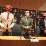 De izda a dcha, el alcalde Carlos Martínez, el consejero Javier Ortega y el presidente de la Diputación Benito Serrano presentan el Congreso "Soria Gastronómica"