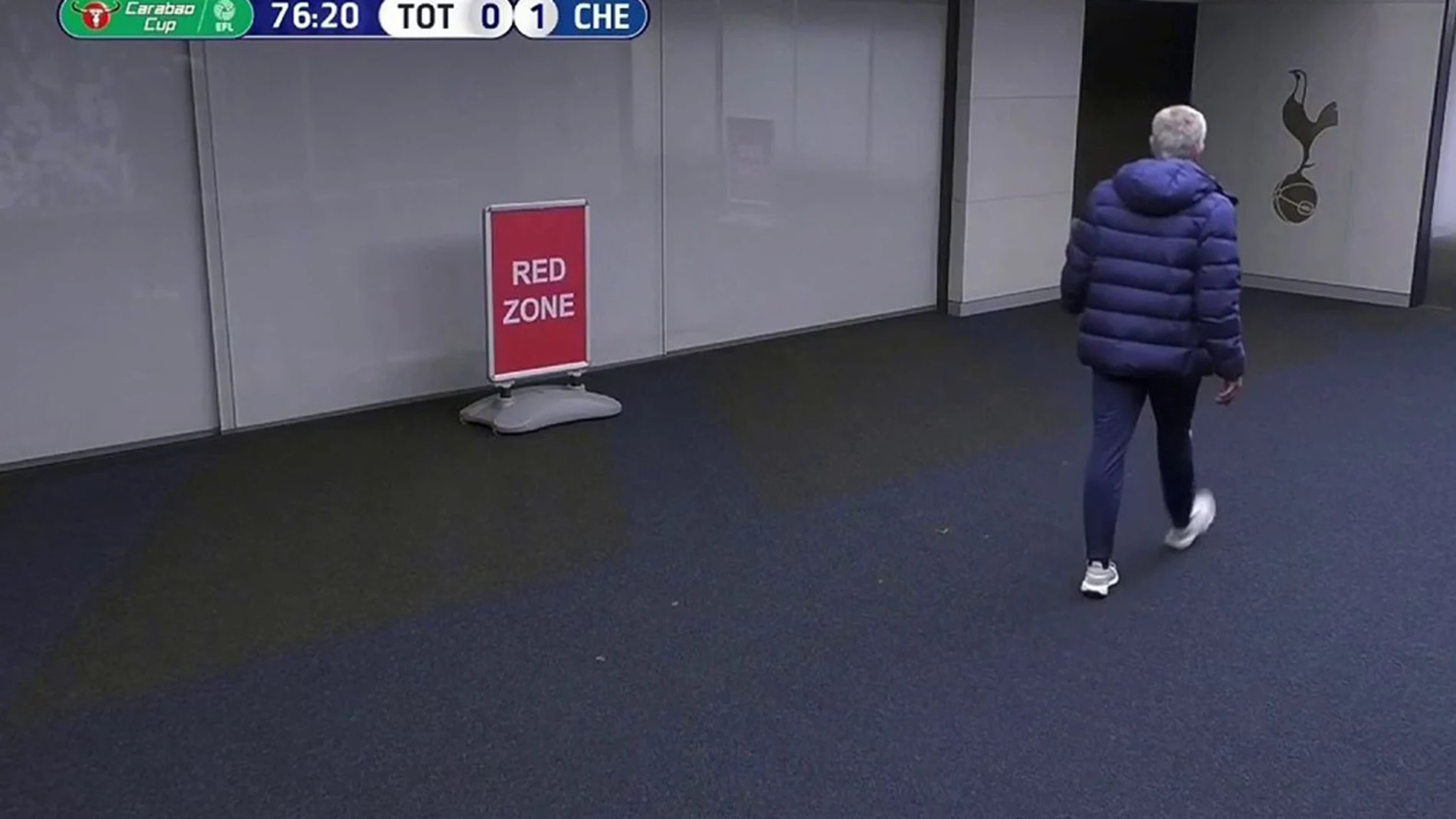 José Mourinho, camino del vestuario a buscar a Eric Dier.