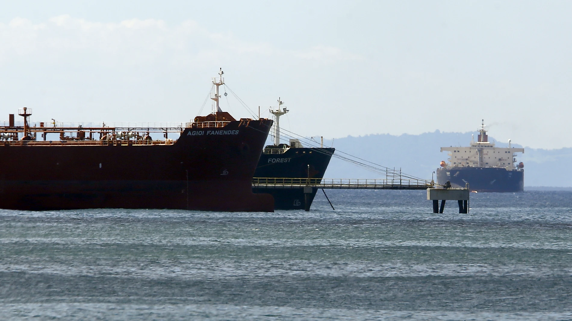 29 September 2020, Venezuela, Puerto Cabello: The Iranian ship "Forest" (C) is moored at the dock of the El Palito refinery, where it arrived on Tuesday. Several Iranian ships are currently setting course for Venezuela to help the country, which is suffering from an economic and supply crisis. Photo: Juan Carlos Hernandez/ZUMA Wire/dpa29/09/2020 ONLY FOR USE IN SPAIN