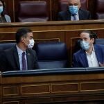 El presidente del Gobierno, Pedro Sánchez y el vicepresidente segundo, Pablo Iglesias, en el Congreso
