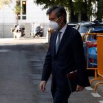 El presidente del Consejo General del Poder Judicial (CGPJ), Carlos Lesmes, a su llegada este miércoles a la sede del CGPJ, institución que afronta una decena de nombramientos, seis de ellos del Tribunal Supremo, en medio de la polémica sobre la ausencia del rey en Barcelona la semana pasada.