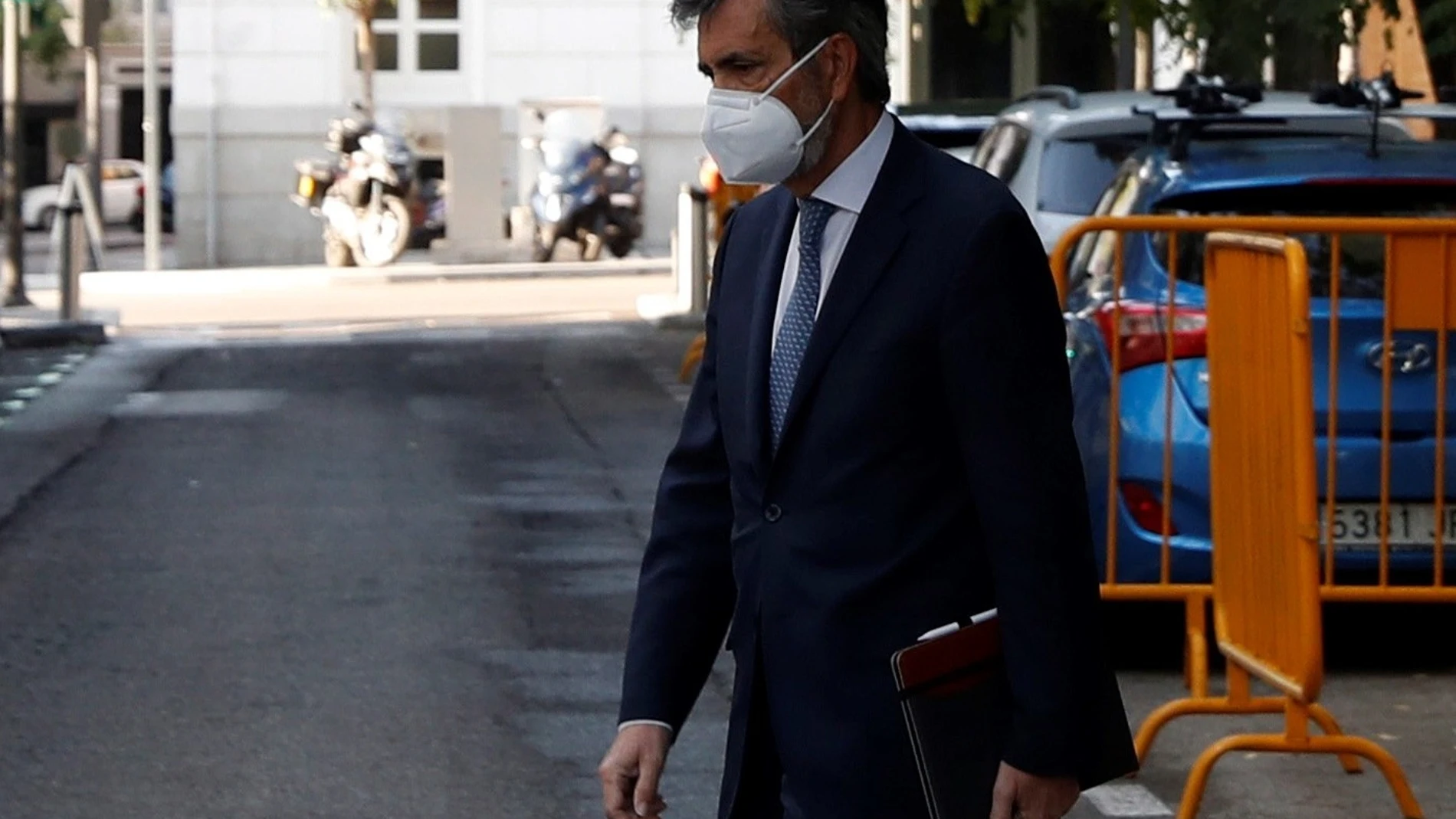 El presidente del Consejo General del Poder Judicial (CGPJ), Carlos Lesmes, a su llegada este miércoles a la sede del CGPJ, institución que afronta una decena de nombramientos, seis de ellos del Tribunal Supremo, en medio de la polémica sobre la ausencia del rey en Barcelona la semana pasada.
